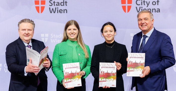 Quartett hält den Wiener Green Economy Report 2025 in Händen