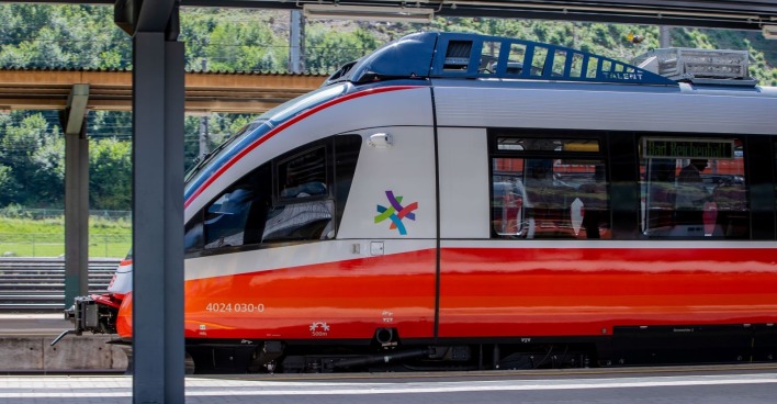Ein Zug in Salzburg.