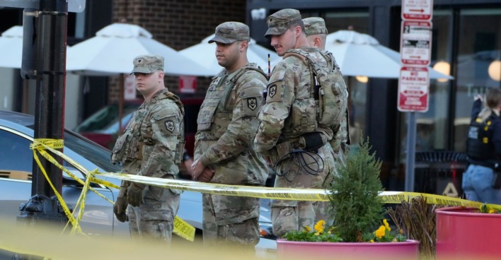Mitglieder der US-Nationalgarde sichern den Tatort unweit des Weißen Hauses in Washington nach dem Schusswaffenangriff auf zwei Soldaten.