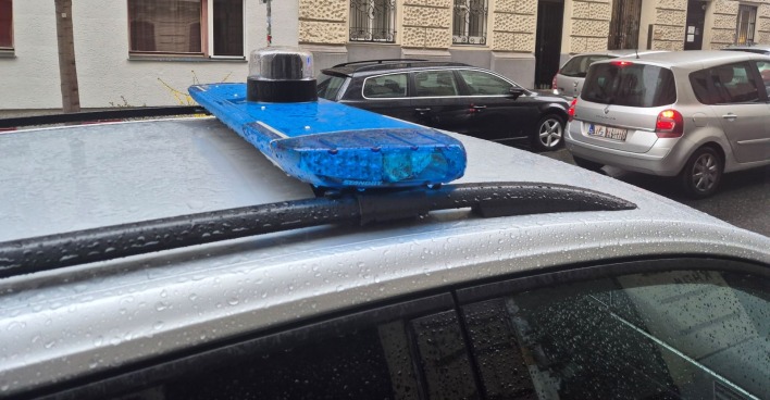 Sirene auf dem Dach eines Polizeiwagens in Wien
