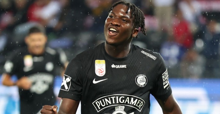 Sturm-Graz-Akteur Seedy Jatta im Heimtrikot während eines Bundesligaspiels