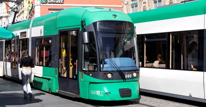 Straßenbahnen auf dem Grazer Hauptplatz, Themenbild für den Unfall zwischen einem Tuk-Tuk und einer Straßenbahn auf der Grazer Annenstraße im Bezirk Lend