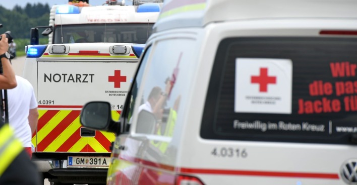 Rettungsautos an einem Einsatzort.