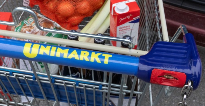 Einkaufswagen der Supermarktkette Unimarkt