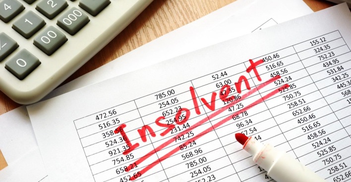 Insolvenz auf ein Papier mit Finanzzahlen geschrieben