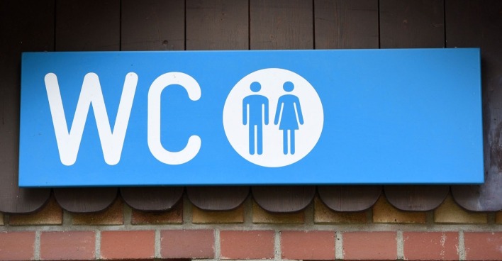 Ein Schild mit Aufschrift WC weist zu den Toiletten.