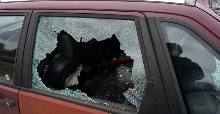 Eingeschlagene Scheibe eines Autos, Themenbild für den Einbruch in einen Pkw in Wien Brigittenau