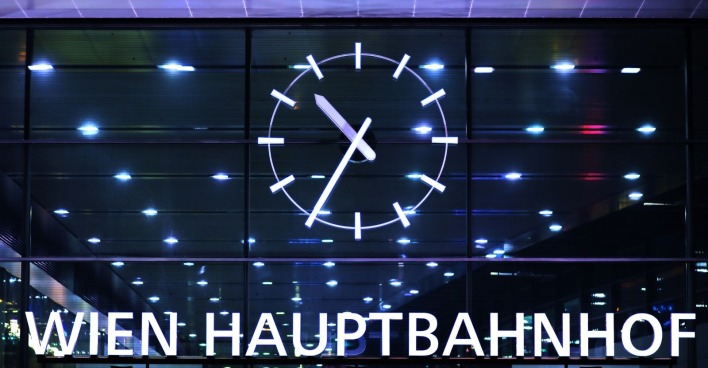 Außenansicht des Wiener Hauptbahnhofes am Abend