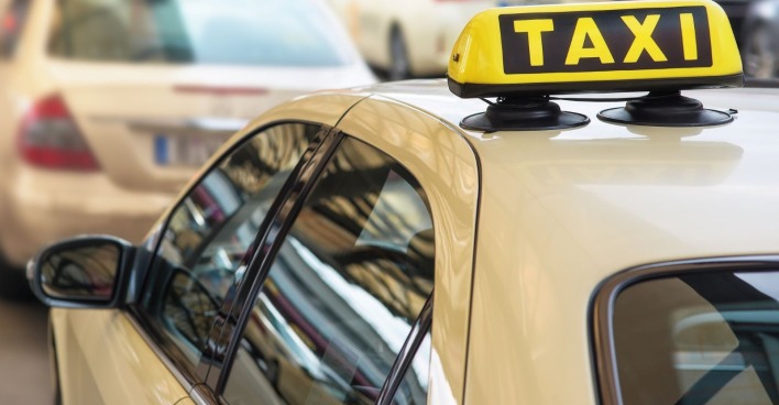 Taxischild auf dem Dach eines Autos der Firma Mercedes in der österreichischen Hauptstadt Wien