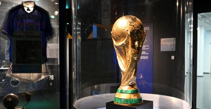 Ansicht des FIFA-Weltnmeisterschaftspokals in einem französischen Museum