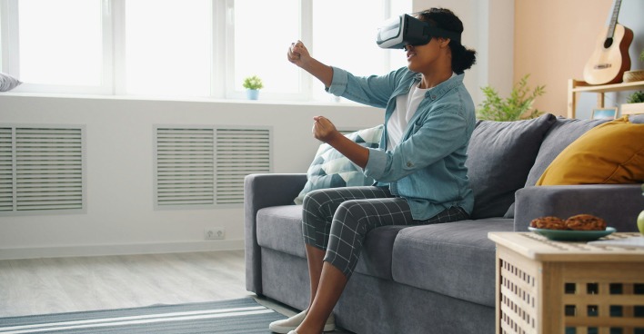 Frau mit VR-Brille beim Gaming | Credit: Unsplash/Vitaly Gariev