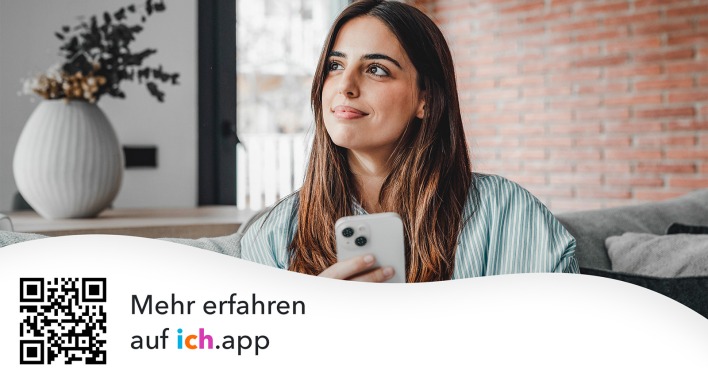 Junge Frau beim Nutzen der ich.app | Credit: ich.app
