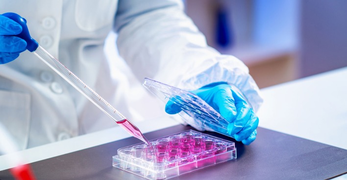 Labor-Mitarbeiter bei der Auswertung von Stammzellen-Tests | Credit: iStock.com/microgen