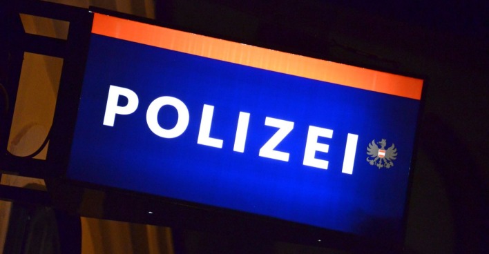 Beleuchtetes Schild an einer Polizeiinspektion