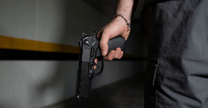Pistole in der Hand einer Person