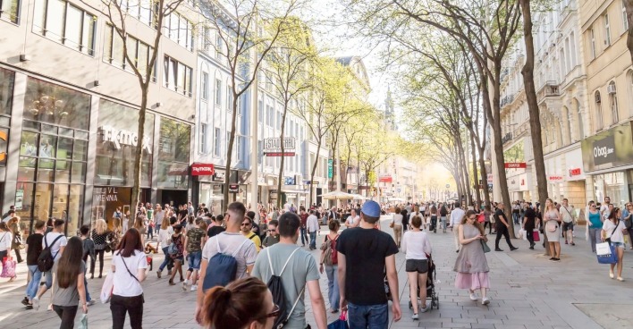 Panorama-Ansicht der Mariahilfer Straße in Wien