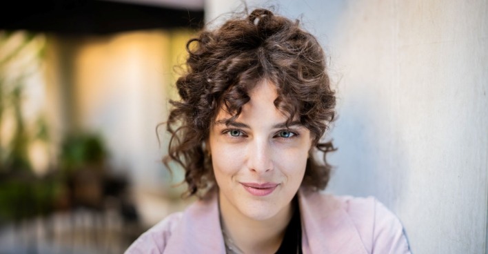 Schauspielerin Anna Werner Friedmann blickt entspannt in die Kamera, nachdem das Verfahren um den Bühnenbiss mit einer Geldbuße und Freispruch abgeschlossen wurde.