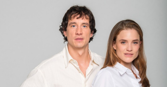 Laurence Rupp und Miriam Fussenegger posieren gemeinsam als neues Ermittlerduo des österreichischen „Tatort“, Start 2027 im ORF.