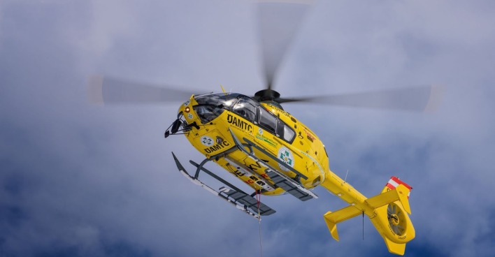 Rettungshubschrauber Christopherus des österreichischen Automobilclubs (ÖAMTC) in der Luft