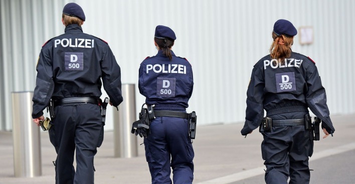 Drei Polizisten in Uniform