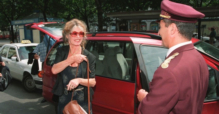 Brigitte BARDOT, BB besucht Wien um gegen Hermann Nitsch zu demonstrieren