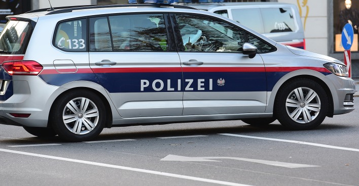 Unbekannte nahmen eine Handtasche aus einem unversperrten Fahrzeug.