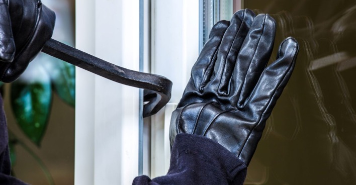 schwarze Lederhandschuhe und Brechstange