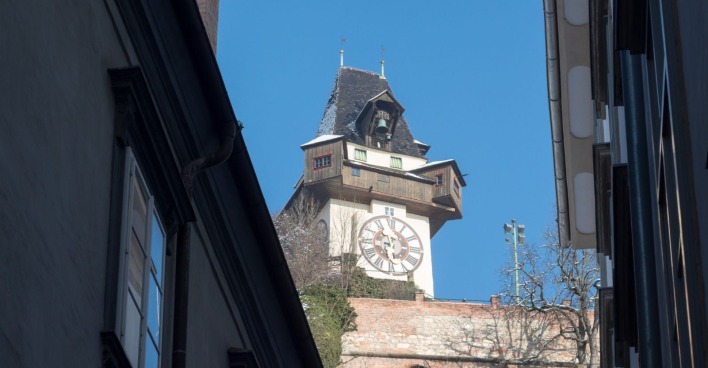 Grazer Uhrturm am Schlossberg in der Altstadt, nahe dem Glockenspielkeller, Symbol der Stadt und beliebtes Fotomotiv im Herzen von Graz.