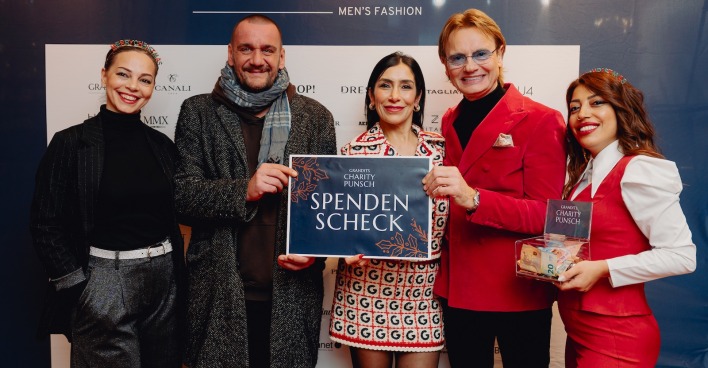 Quintett mit Geldspendenbox und Spendentafel im Modegeschäft