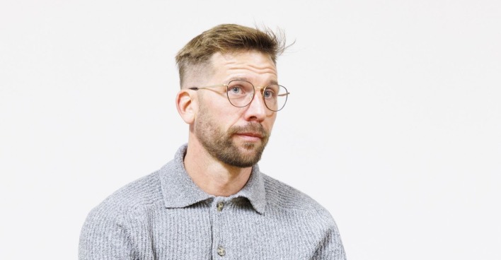 Guido Burgstaller in grauem Pullover und mit Brille beim Prozess am Zivilgericht in Wien, er erhält mehr als 50.000 Euro Schadensersatz
