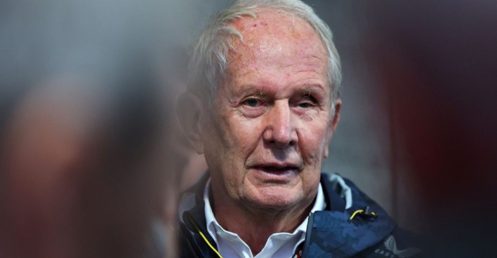 Helmut Marko blickt nachdenklich in die Kamera während eines Formel-1-Events, es war seine letzte Saison. Marko verlässt Red Bull auf eigenen Wunsch.