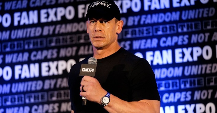 John Cena mit Kappe und Mikrophon
