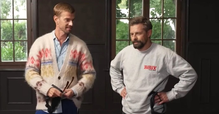 Joko und Klaas stehen nebeneinander