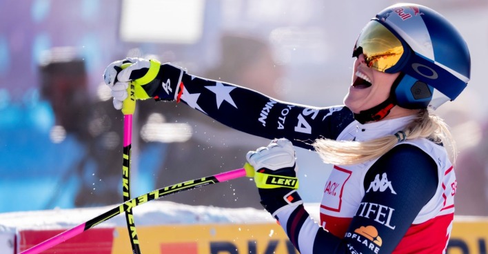 Lindsey Vonn im Zielraum der Weltcup-Abfahrt von St. Moritz am 12.12.2025