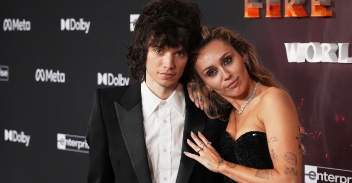 Miley Cyrus mit Maxx Morando während der Filmpremiere zum Fim Avatar