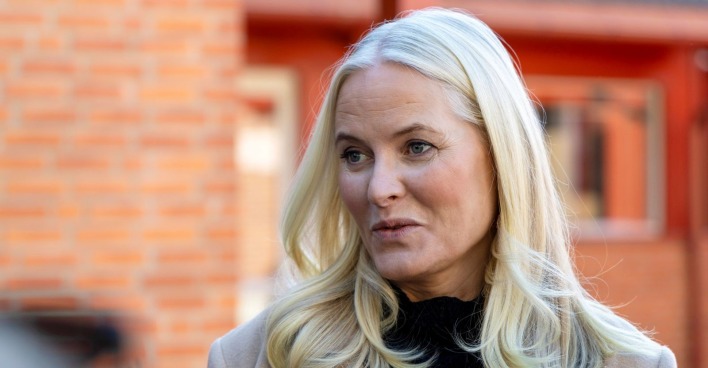 Kronprinzessin Mette-Marit mit ernstem Gesichtsausdruck