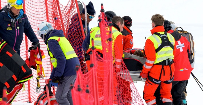 Michelle Gisin wird nach ihrem Trainingssturz in St. Moritz von Rettungskräften an der Piste erstversorgt und für den Abtransport per Helikopter vorbereitet.
