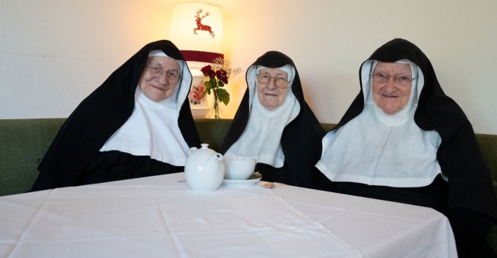 Die drei Nonnen, Schwester Rita (82, v. l. n. r.), Schwester Regina (86) und Schwester Bernadette (88), sitzen während eines Interviews in einem Gästehaus. Die Nonnen halten sich seit Anfang September in ihrem ehemaligen Kloster in Goldenstein bei Salzburg auf, weil sie nicht in einem Altenheim leben möchten.