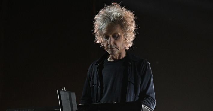 Perry Bamonte bei einem Konzert der britischen Band The Cure während eines Konzertes im Jahr 2023