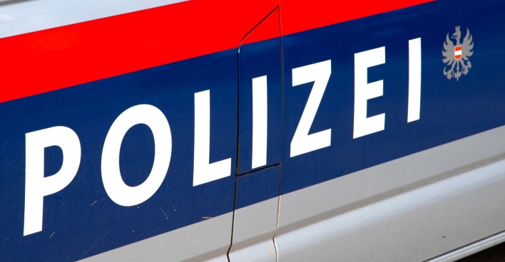 Seitenansicht eines Polizeiwagens der österreichischen Polizei