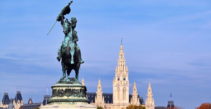 Statue von Erzherzog Karl auf dem Heldenplatz und Rasthaus, Wien, Österreich