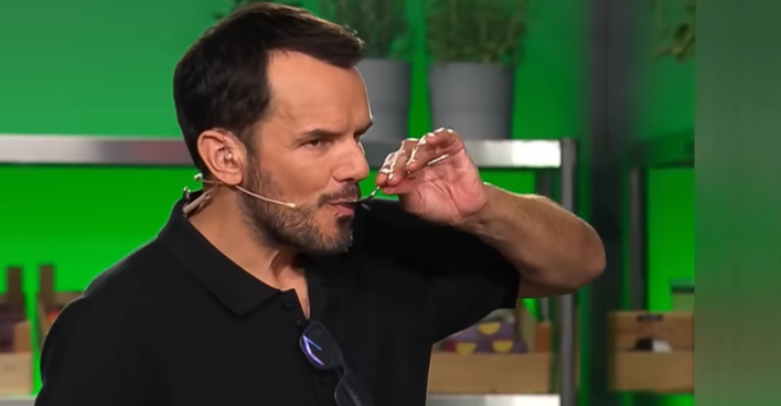 Steffen Henssler mit Löffel im Mund