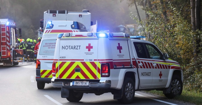 Rettungseinsätze an einem Unfallort.