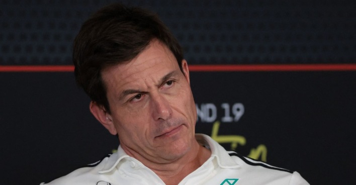 Toto Wolff bei einer Pressekonferenz, mit ernstem Blick und angespanntem Ausdruck, nachdem er die Kommentare von Helmut Marko zum Katar-Rennen scharf zurückgewiesen hat.