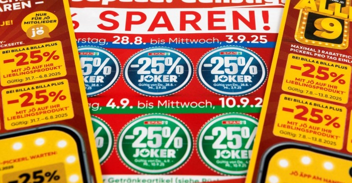Mehrere Rabattpickerl und Joker-Gutscheine mit -25 % Aufdruck verschiedener Supermarktketten in Österreich, verteilt auf Werbeflyern.
