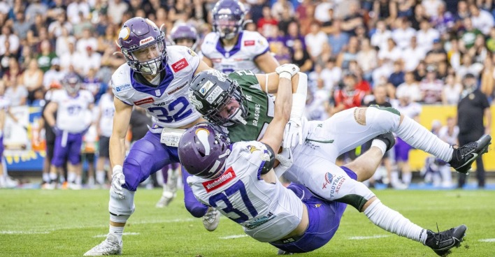 (V.l.) Raffael Wenninger (Vienna Vikings), Philipp Zimmel (Vienna Vikings) und Paul Schachner (Danube Dragons) am Samstag, 29. Juli 2023 während dem Finalspiel der Austrian Bowl zwischen Danube Dragons und AFC Vienna Vikings in der NV Arena in St. Pölten