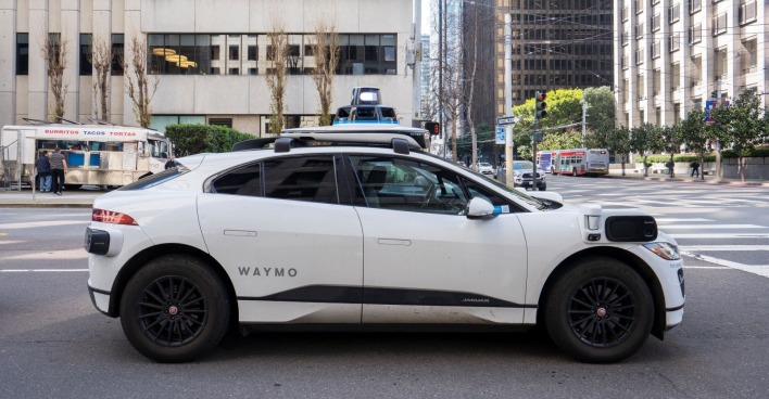 Waymo Robotaxi auf der Straße