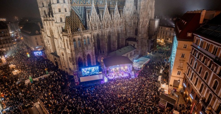 Menschenmenge vor dem Stephansdom in der Silvesternacht 2024