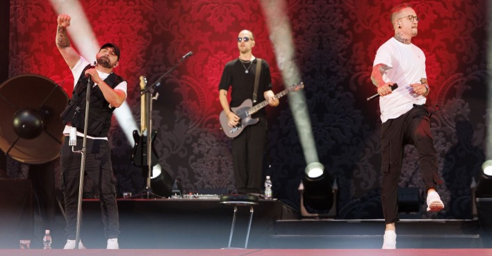 Sänger Christopher Seiler und Sänger Bernhard Speer der Band "Seiler &amp; Speer" am Samstag, 19. Juli 2025, während einem Konzert im Ernst-Happel-Stadion in Wien