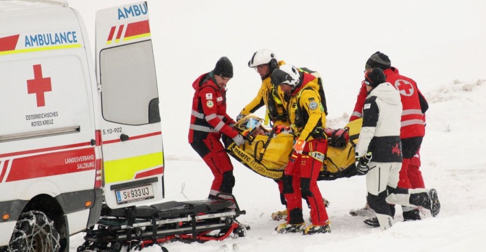 Magdalena Egger wird nach ihrem Sturz in Zauchensee abtransportiert